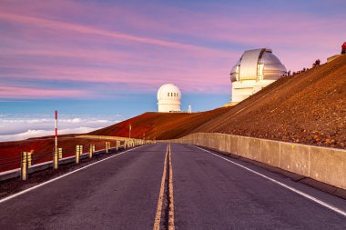 Hawaii, Büyük Ada 'da Mauna Kea Gözlemevi' nin Günbatımı