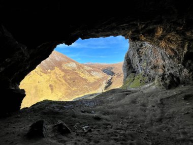 Inchnadamph 'daki Kemik Mağaraları' ndan dışarı bakıyorum.