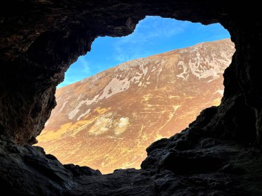 Inchnadamph 'daki Kemik Mağaraları' ndan dışarı bakıyorum.