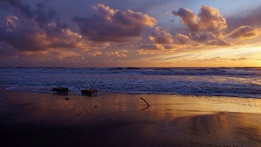 Denizin üzerinde güzel bir gün batımı