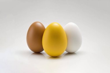 Beyaz arka planda üç Paskalya yumurtası. minimalizm stili