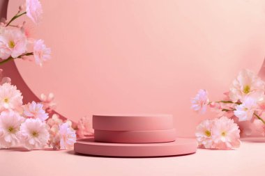 Pembe dallı, yuvarlak bir podyum. Çevre ya da organik ürün, kozmetik ürünlerini tanıtmak için modelleme.