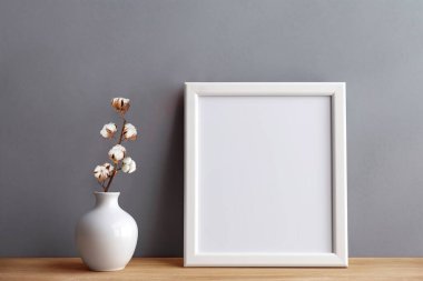 Çerçeve ve poster, oturma odasında, kilden vazoda pamuk dalıyla maket yapıyor. İskandinav iç mimarisi.