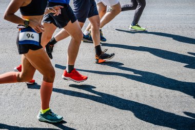Bacak grubu koşucuları yolda maraton koşar