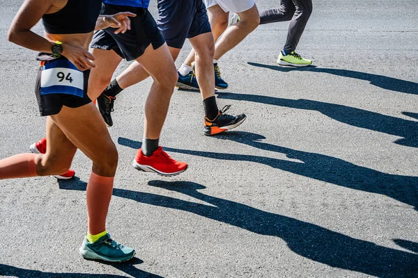 Bacak grubu koşucuları yolda maraton koşar