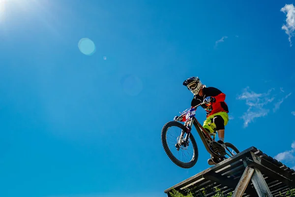 Green Glade Russia July 2022 Athlete Rider Downhill Forest Trail — Stock Photo, Image
