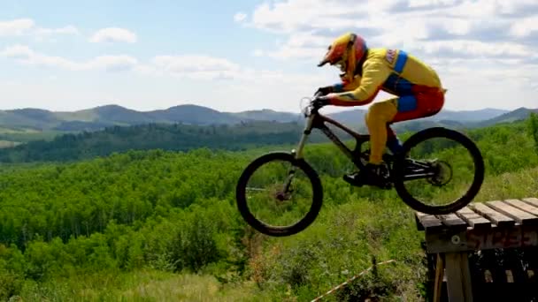 Green Glade Russia July 2022 Male Athlete Gap Jump Ural — Stock Video