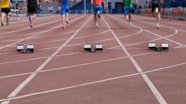ロシア チェリャビンスク 2022年6月5日 男子はUfdアスレチックチャンピオンシップで1500メートルのレースを走る — ストック動画
