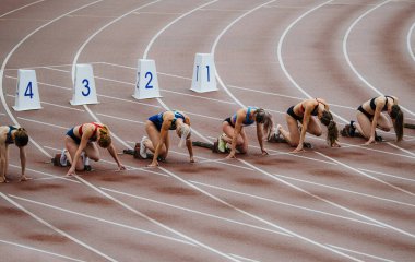 Chelyabinsk, Rusya - 23 Haziran 2022: Yarış bayan sporcuları 100 metreden başlıyor