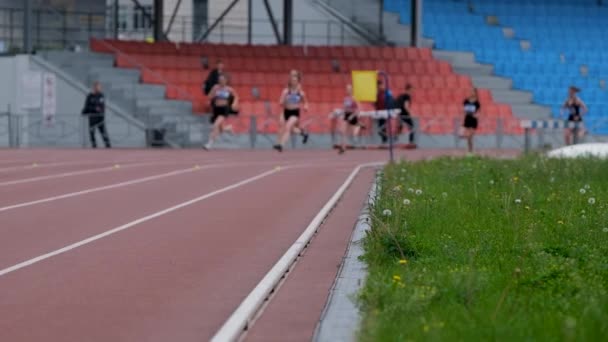 Female Athletes Run Running 800 Meters Race — ストック動画