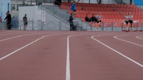 Groep Vrouwelijke Atleten Lopen 800 Meter Race — Stockvideo