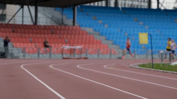 Gruppe Der Männlichen Athleten Beim 800 Meter Lauf — Stockvideo
