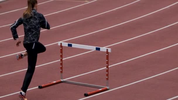 Czelabińsk Rosja Czerwca 2022 Atletka Biegnie Przez Przeszkody Treningu — Wideo stockowe