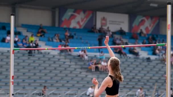 チェリャビンスク ロシア 2022年6月23日 陸上競技選手権で女性アスリートのハイジャンプが失敗 — ストック動画