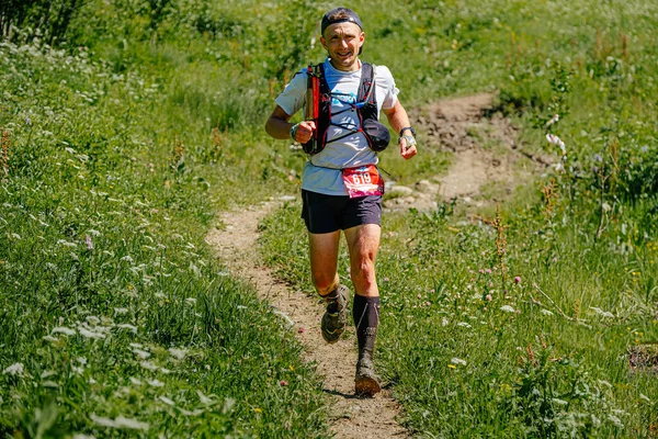 Arkhyz, Rusya - 3 Temmuz 2022: Arkhyz X Run 'da koşan erkek koşucu