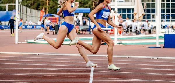 Mujeres Atletismo Equipo Relevar Líderes Carrera — Foto de Stock