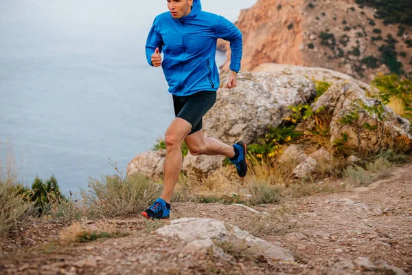Male Runner Running Mountain Trail Sea — Stock Photo, Image