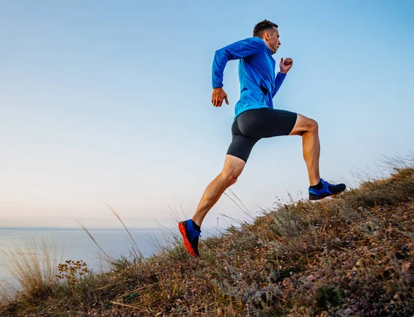 Male Runner Running Uphill Background Sky Sea — Stock Photo, Image