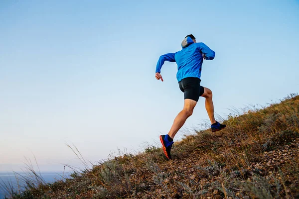 Back Runner Running Uphill Background Sky — Stock Photo, Image