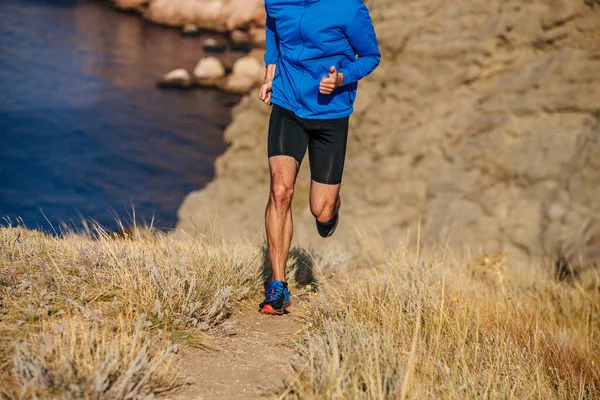 Männlicher Läufer Rennt Entlang Der Küste Bergauf — Stockfoto