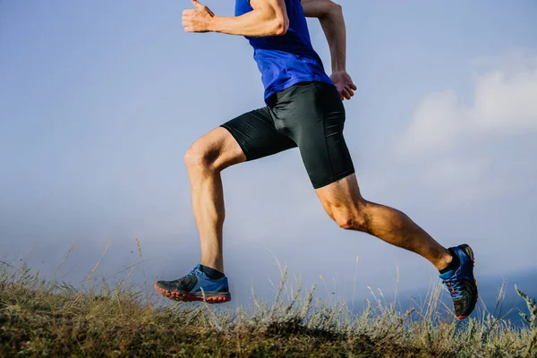 Muskulöse Beine Läufer Laufstrecke Auf Trockenem Gras — Stockfoto