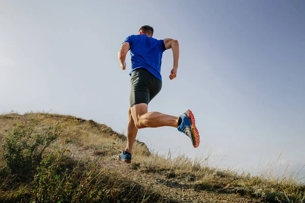 Back Athlete Runner Run Mountain Trail Background Sky — Fotografia de Stock