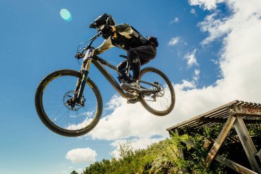 Yeşil Glade; Rusya - 16 Temmuz 2022: Ural Downhill Kupası sırasında atlet açığı atlama: