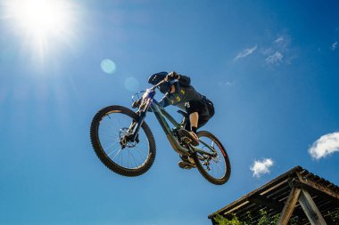 Yeşil Glade; Rusya - 16 Temmuz 2022: Ural Downhill Kupası sırasında atlet açığı atlama: