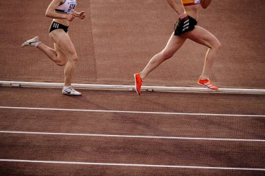 Chelyabinsk, Rusya - 4 Haziran 2022: UFD Atletizm Şampiyonası sırasında Adidas ve Nike stadyumda orta mesafe koşan sivri uçlu kadın koşucular