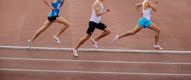 Chelyabinsk, Rusya - 4 Haziran 2022: Nike UFD Atletizm Şampiyonası sırasında stadyumda orta mesafe koşuyor.