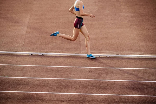 Chelyabinsk Rusland Juni 2022 Hardloopmeisje Spikes Schoenen Shorts Nike Loophalve — Stockfoto
