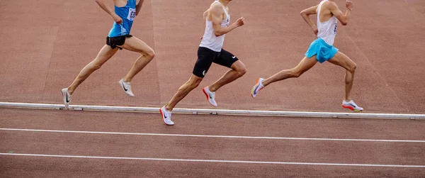 러시아 첼랴빈스크 2022 선수권 기간중벨 신발을 경기장에서 중거리를 달리는 그룹달리기 — 스톡 사진