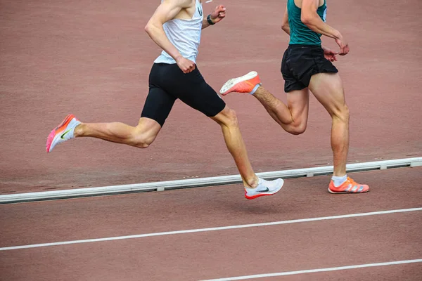 Tscheljabinsk Russland Juni 2022 Zwei Männliche Läufer Spikes Schuhen Von — Stockfoto