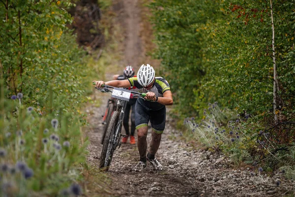 Two Cyclists Uphill Mountain Bike Heavy Climb Muddy Slope Cross — Stock Photo, Image
