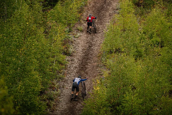 两个骑自行车的人骑着山地车在小径森林里爬山 跨国家单车比赛 — 图库照片