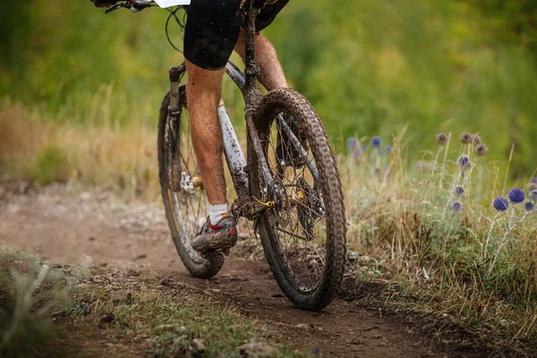 Pés Sujos Bicicleta Montanha Atleta Masculino Montanhista Cavalgando Trilha Florestal — Fotografia de Stock