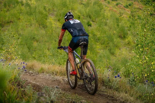 Atleta Masculino Mountain Bike Bicicleta Trilha Florestal Sujo Nas Pernas — Fotografia de Stock