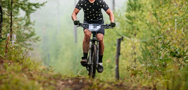 Atleta Ciclista Mountain Bike Passeio Floresta Trilha Vista Frontal Pés — Fotografia de Stock