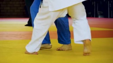judo yarışması, bacak judocuları dövüş sırasında tatami oynuyorlar, gerçek video, yaz sporları oyunları