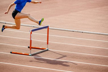 Stadyumda engelli koşan genç bayan atlet, Nike koşmak için sivri uçlu ayakkabılar, spor fotoğrafları.