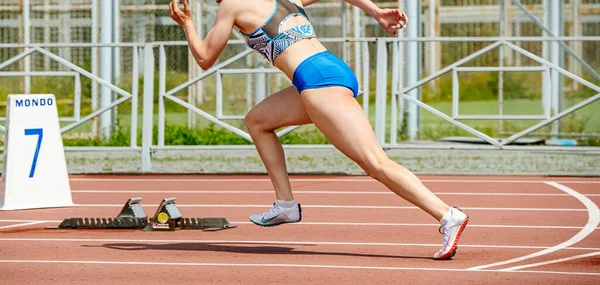 Corsa Acceleratore Femminile Partenza Allo Stadio Nike Scarpe Spuntoni Corsa — Foto Stock
