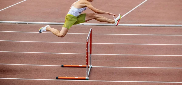 Sportowiec Biegnie 400 Metrów Przeszkód Nike Kolce Buty Rajstopy Letnie — Zdjęcie stockowe