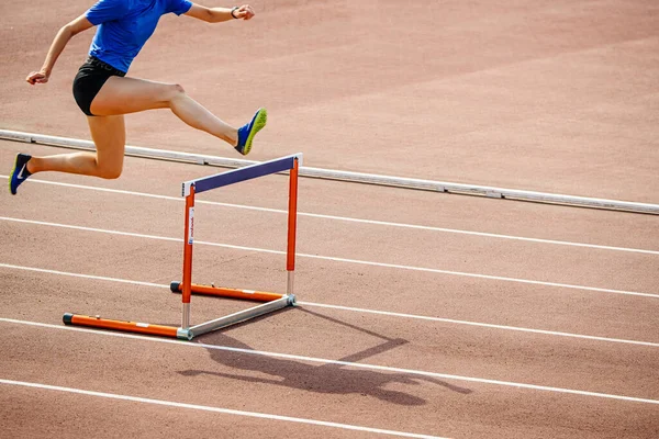 Jovem Atleta Feminino Correndo Obstáculos Estádio Nike Spikes Sapatos Para — Fotografia de Stock