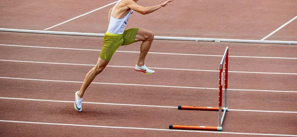 Férfi Atléta Fut 400 Méter Akadályokat Nike Tüskék Cipő Harisnya — Stock Fotó