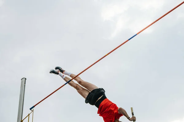 背靠背男子撑杆跳高背景 阿迪达斯跳高鞋 夏季运动会 — 图库照片