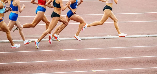 Grup Bayan Sporcuları Atletizm Yarışında 800 Metre Koşuyorlar Herkeste Nike — Stok fotoğraf