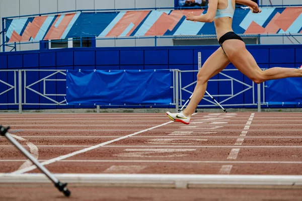 Kvinnliga Löpare Korsar Mållinjen För 100 Meters Lopp Friidrott Tävling — Stockfoto