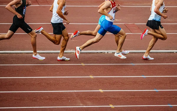 Ομάδα Αρρένων Αθλητών Τρέχει Έναν Αγώνα 800 Μέτρων Στον Αθλητισμό — Φωτογραφία Αρχείου
