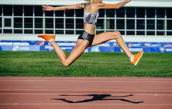 Kobieta Atleta Tripl Skok Konkurencji Lekkoatletyka Kolce Buty Skoków Poślizgu — Zdjęcie stockowe