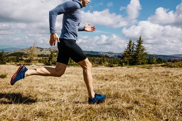 Man Runner Trail Running Dried Grass Blue Long Sleeve Shirt — Stock Photo, Image